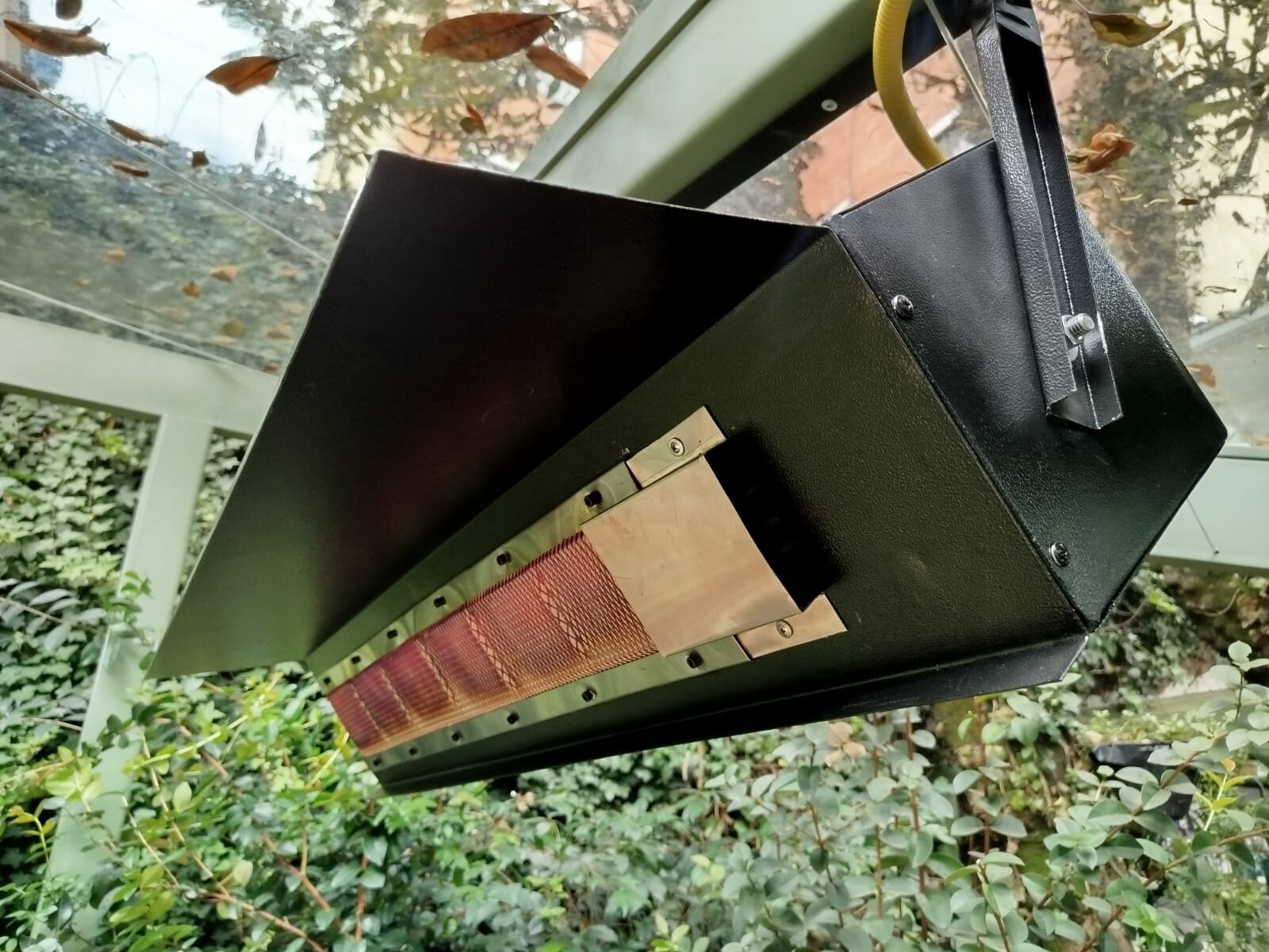 Calefactor infrarrojo instalado por Serviconfort en terraza con jardín vertical