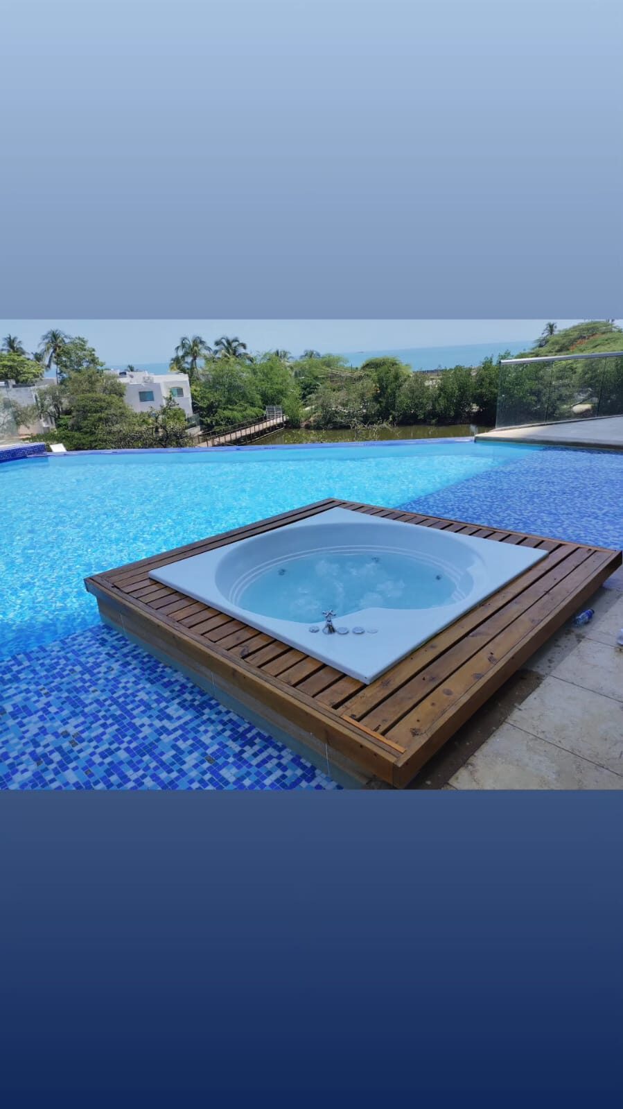 Jacuzzi integrado en piscina infinita instalado por Serviconfort